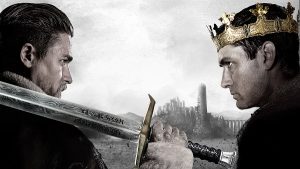 Charlie Hunnam in Jude Law v filmu Kralj Arthur: Legenda o meču (King Arthur: The Legend of the Sword)