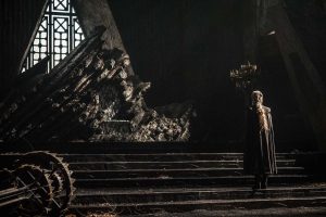 Daenerys v 1. epizodi 7. sezone serije Igra prestolov: Zmajev kamen pred svojim prestolom iz zmajevega stekla.