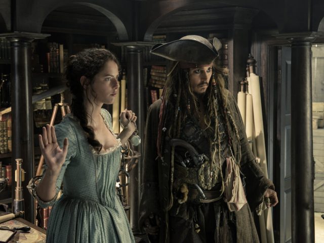 Johnny Deep in Kaya Scodelario v filmu Pirati s Karibov: Salazarjevo maščevanje.