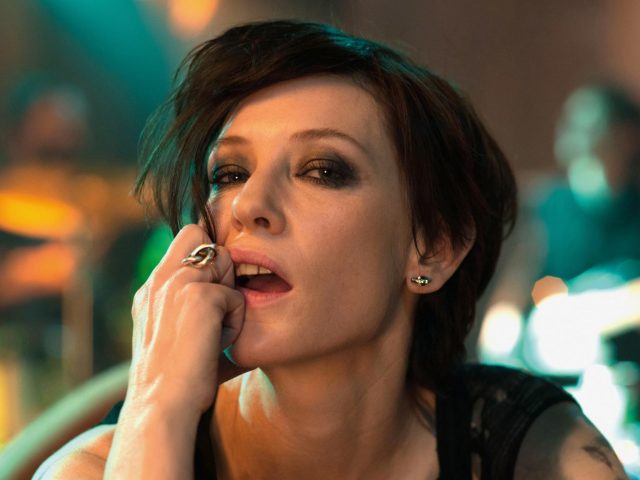 Cate Blanchett v filmu Manifest.