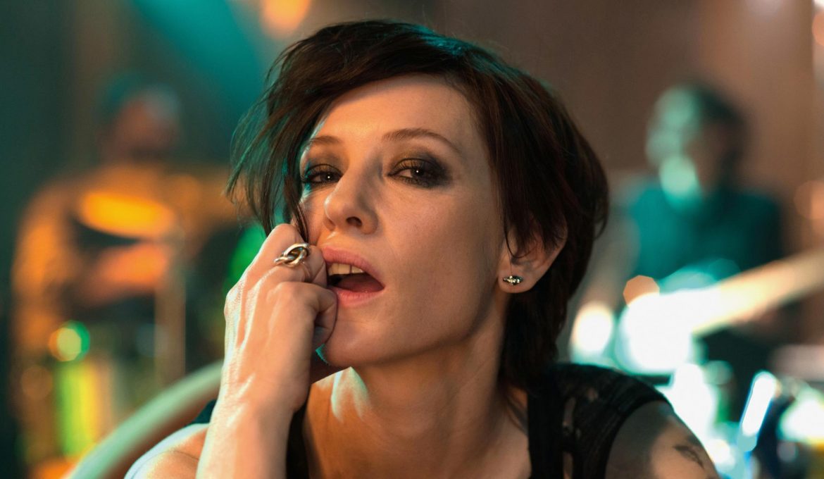 Cate Blanchett v filmu Manifest.